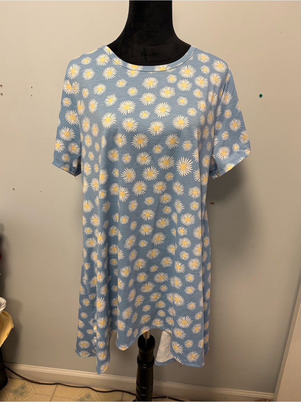 LuLaRoe Melissa Light Blue Daisy Print Short Sleeve Tunic